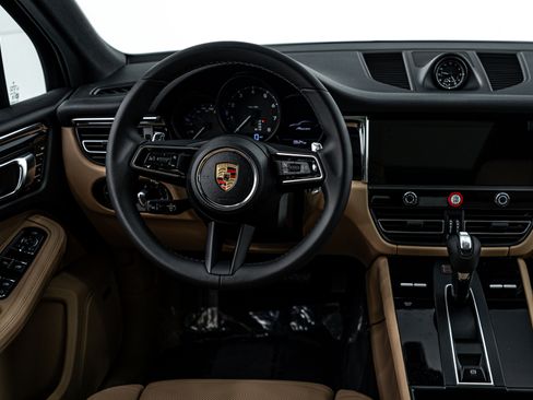 Certified 2025 Porsche Macan image 14