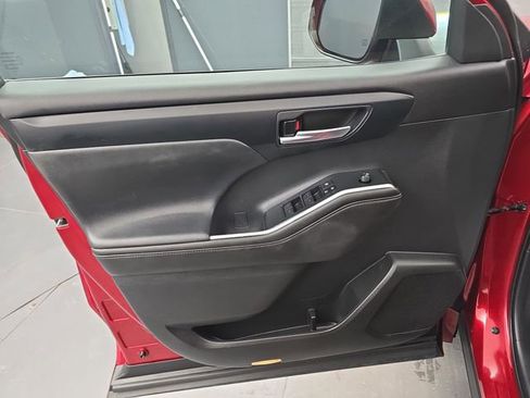 Used 2021 Toyota Highlander XLE image 25