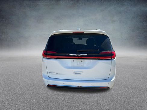 Used 2021 Chrysler Pacifica Touring-L FWD image 4