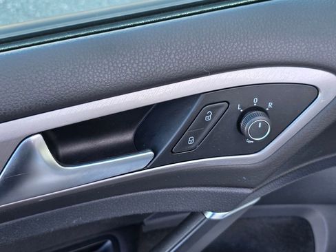 Used 2016 Volkswagen e-Golf SE w/ DC Fast Charging Package image 20