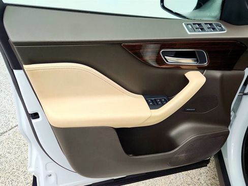 Used 2018 Jaguar F-PACE Prestige image 11