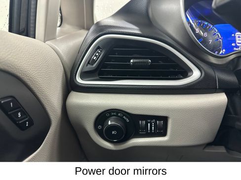 Used 2024 Chrysler Pacifica Touring-L FWD image 43