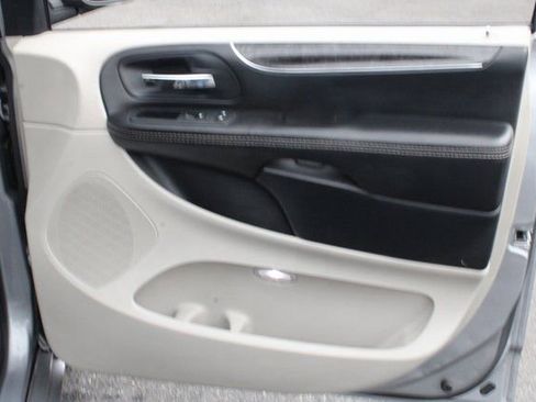 Used 2015 Chrysler Town & Country Touring image 45