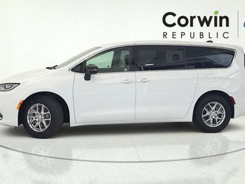 Used 2026 Chrysler Pacifica Select FWD image 2