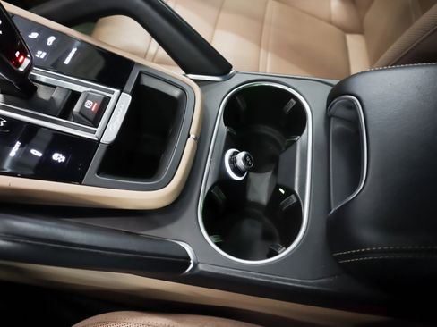 Certified 2022 Porsche Cayenne Turbo AWD/4WD image 16