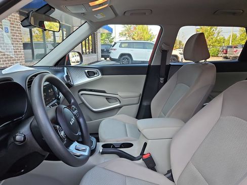 Used 2025 Kia Soul LX FWD image 19