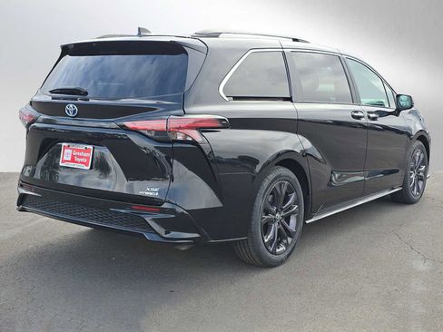 Used 2022 Toyota Sienna XSE w/ XSE Plus Package FWD image 3