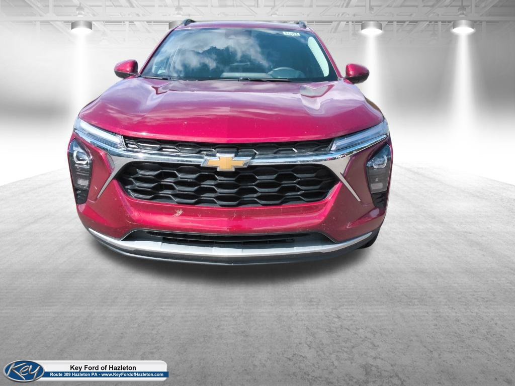 Used 2025 Chevrolet Trax LT FWD image 4