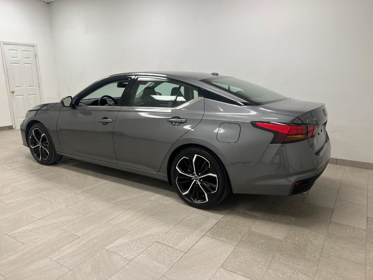Used 2025 Nissan Altima 2.5 SR FWD image 13