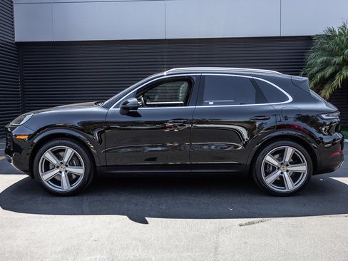 Certified 2024 Porsche Cayenne AWD/4WD image 2