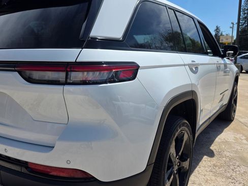 Used 2023 Jeep Grand Cherokee Altitude AWD/4WD image 19