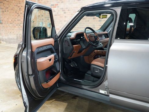 Used 2025 Land Rover Defender 110 image 44