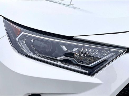 Used 2021 Toyota RAV4 XLE Premium image 29