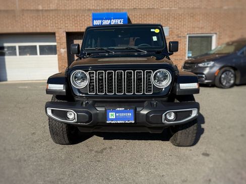 Used 2024 Jeep Wrangler Unlimited Sahara w/ Technology Group AWD/4WD image 2