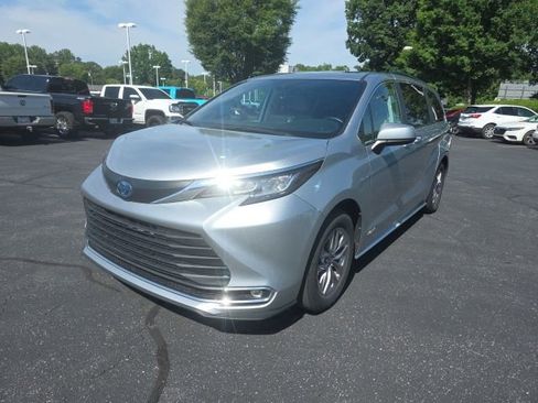 Used 2021 Toyota Sienna XLE FWD image 4