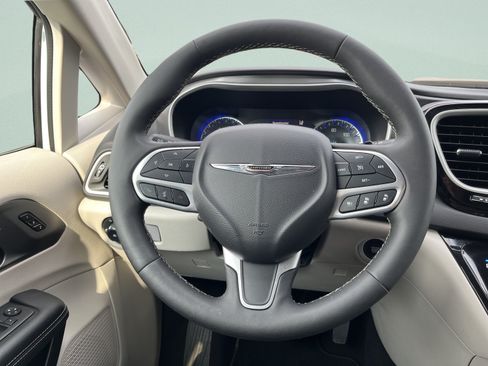 Used 2024 Chrysler Pacifica Touring-L FWD image 24