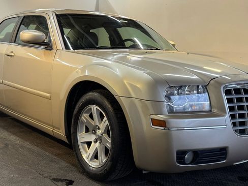 Used 2006 Chrysler 300 Touring RWD image 2