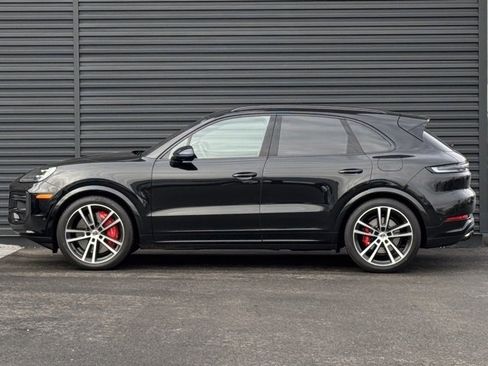 Used 2025 Porsche Cayenne Turbo image 2