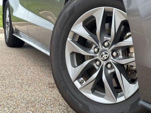 Used 2024 Toyota Sienna LE w/ LE Plus Package FWD image 2