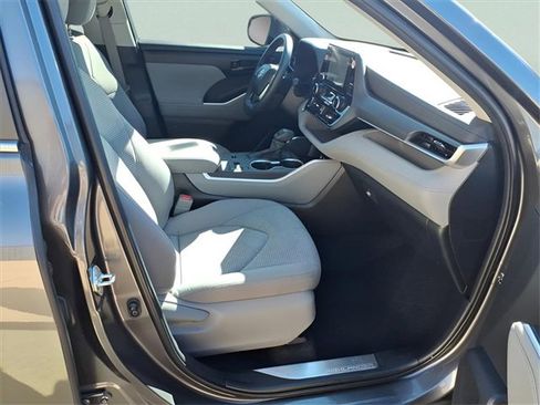 Used 2023 Toyota Highlander L image 20