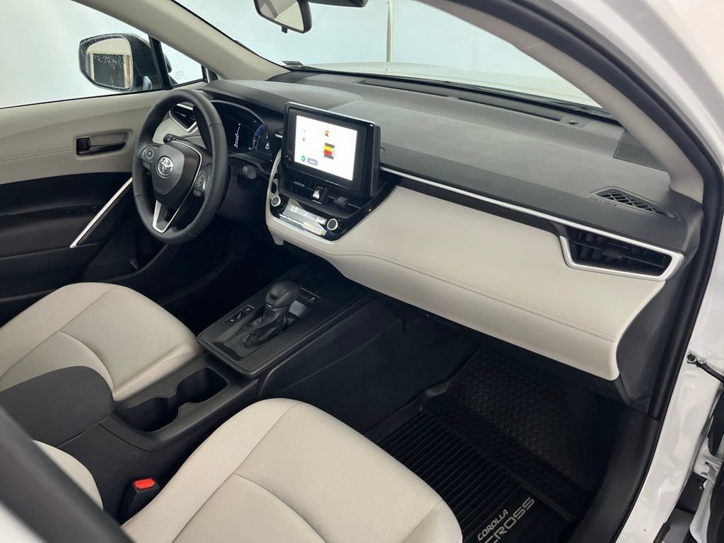 Used 2026 Toyota Corolla Cross LE AWD/4WD image 21