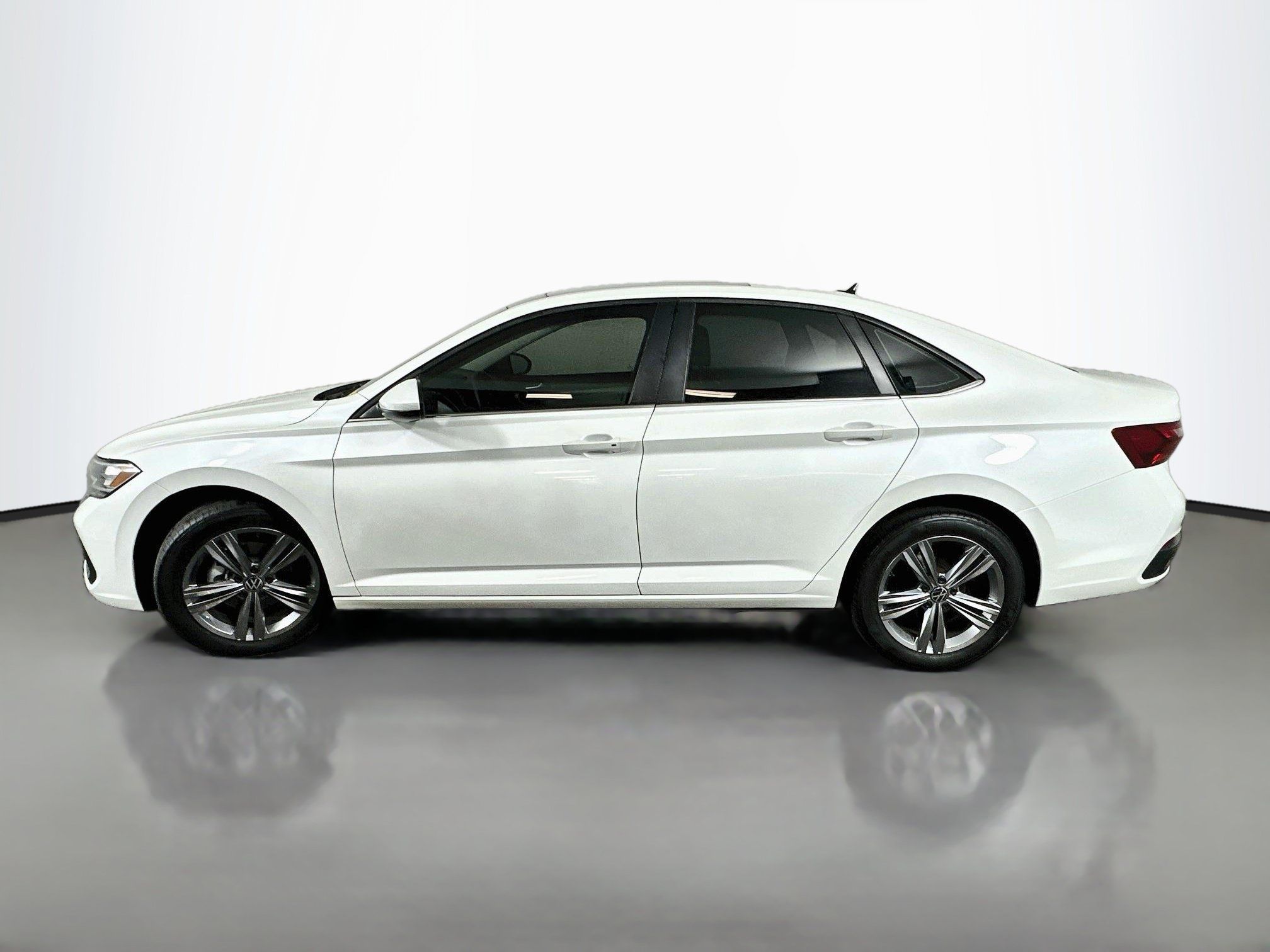 Used 2023 Volkswagen Jetta SE w/ Panoramic Sunroof Package FWD image 4