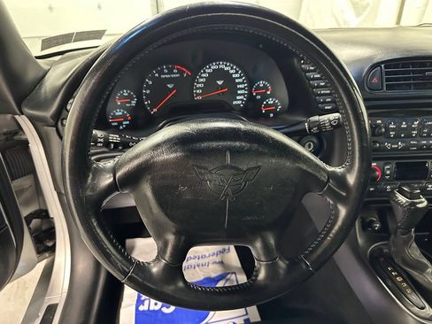 Used 2001 Chevrolet Corvette Convertible w/ Preferred Equipment Group2 RWD image 24