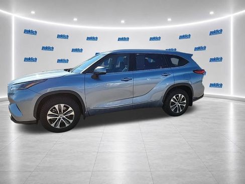 Used 2022 Toyota Highlander XLE AWD/4WD image 2