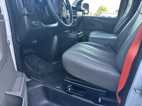 Used 2015 Chevrolet Express 2500 RWD image 12