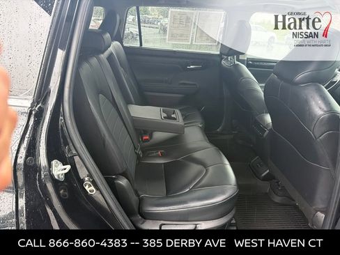 Used 2024 Toyota Highlander XLE AWD/4WD image 27
