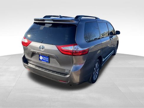 Used 2018 Toyota Sienna XLE image 5