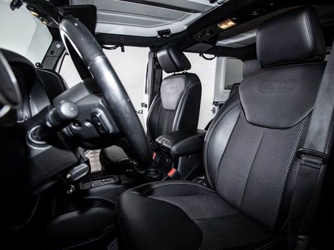 Used 2017 Jeep Wrangler Unlimited Sahara image 13