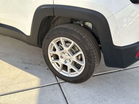 Used 2023 Jeep Renegade Latitude w/ Premium Group image 8