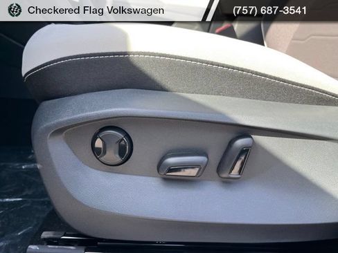 New 2026 Volkswagen Taos SE FWD image 21