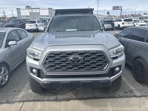 Used 2017 Toyota Tacoma TRD Off-Road w/ Premium & Technology Package image 15