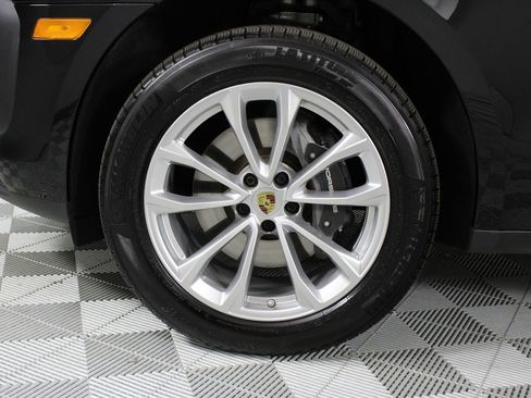 Certified 2025 Porsche Macan AWD/4WD image 30