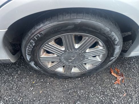 Used 2005 Lincoln Town Car Signature Limited image 23