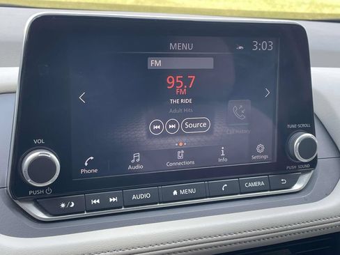 Used 2025 Nissan Rogue SV FWD image 24