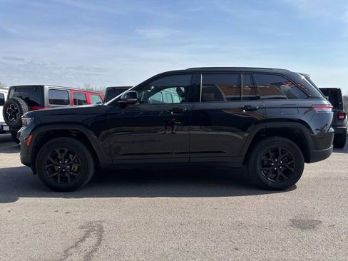 Used 2024 Jeep Grand Cherokee Altitude AWD/4WD image 7