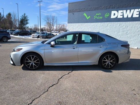 Used 2023 Toyota Camry SE image 2