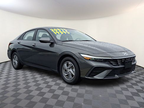 Used 2024 Hyundai Elantra SE FWD image 1