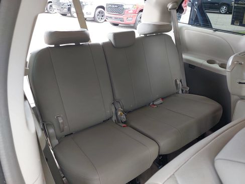 Used 2018 Toyota Sienna XLE Premium FWD image 13