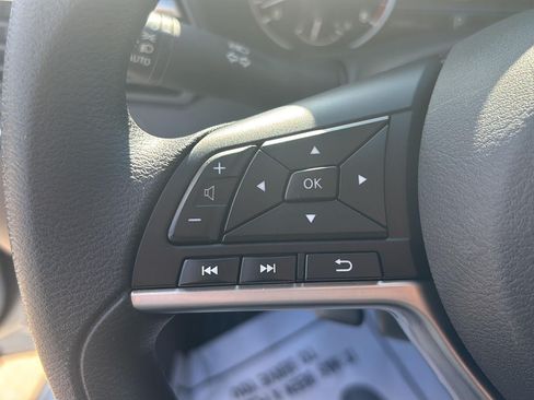 Used 2025 Nissan Altima 2.5 SV FWD image 13