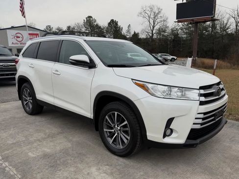 Used 2019 Toyota Highlander XLE image 3