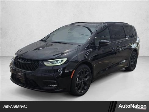 Used 2022 Chrysler Pacifica Touring-L w/ Uconnect Theater Family Group FWD image 1