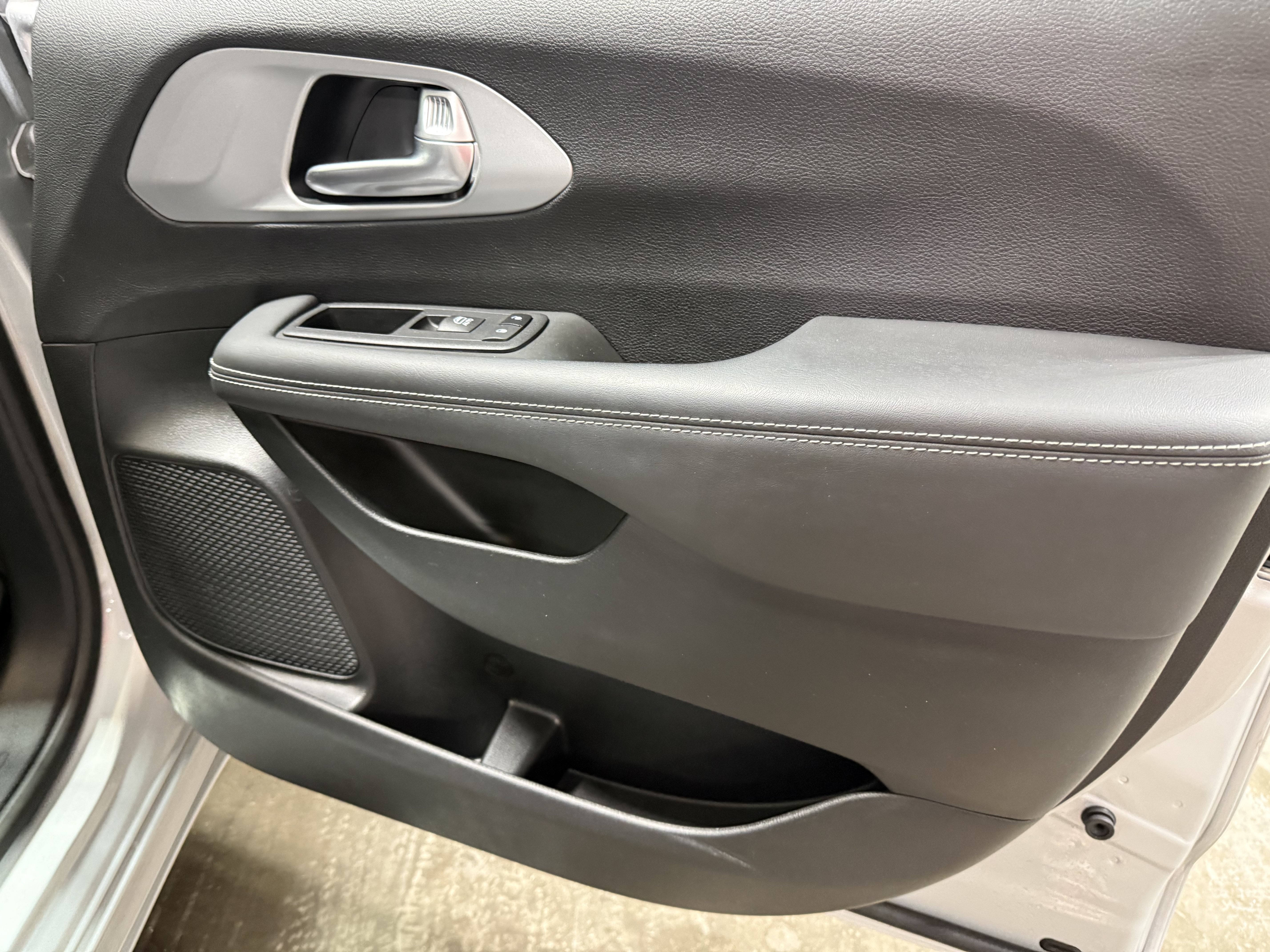 Used 2024 Chrysler Pacifica Touring-L w/ S Appearance Package FWD image 9
