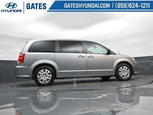 Used 2018 Dodge Grand Caravan SE w/ UConnect Hands-Free Group image 30