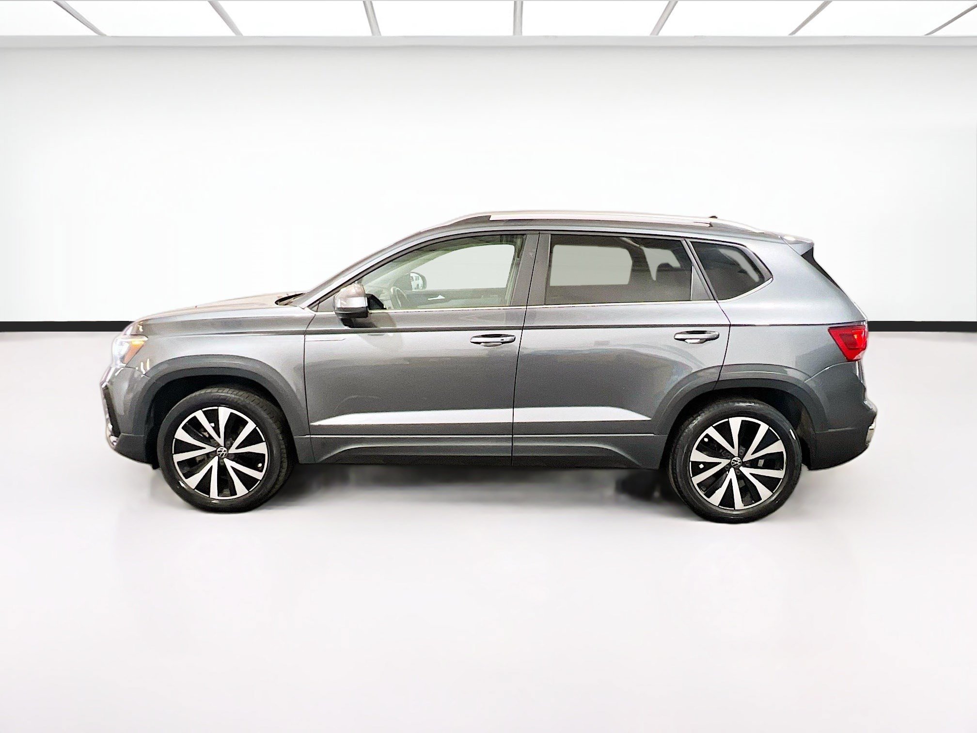 Used 2023 Volkswagen Taos SE w/ Panoramic Sunroof Package AWD/4WD image 23