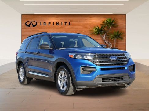 Used 2022 Ford Explorer XLT image 3