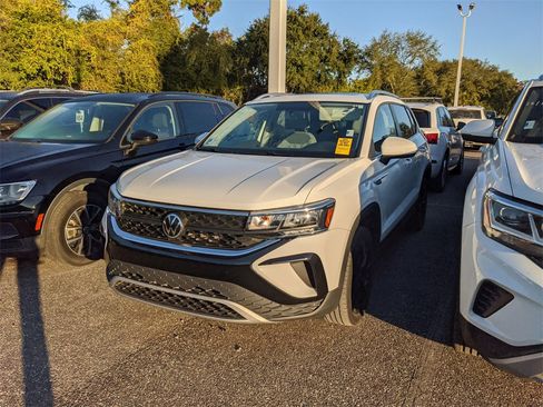 Used 2022 Volkswagen Taos SE w/ Panoramic Sunroof Package image 2